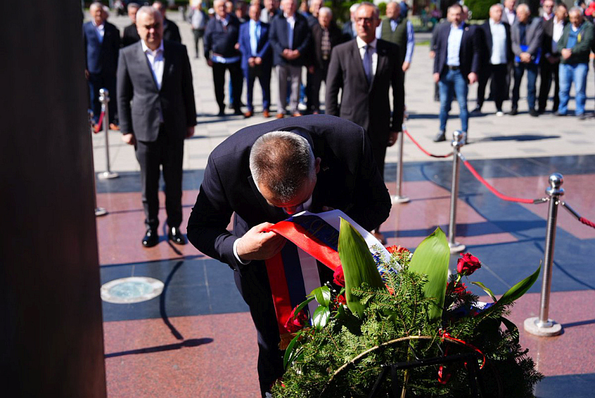 БИЈЕЉИНА, 8. АПРИЛА /СРНА/ - Предсједник Владе Републике Српске Саво Минић започео је данас посјету Бијељини полагањем вијенца испред централног споменика браниоцима и одавањем почасти погинулим борцима у Одбрамбено-отаџбинском рату.