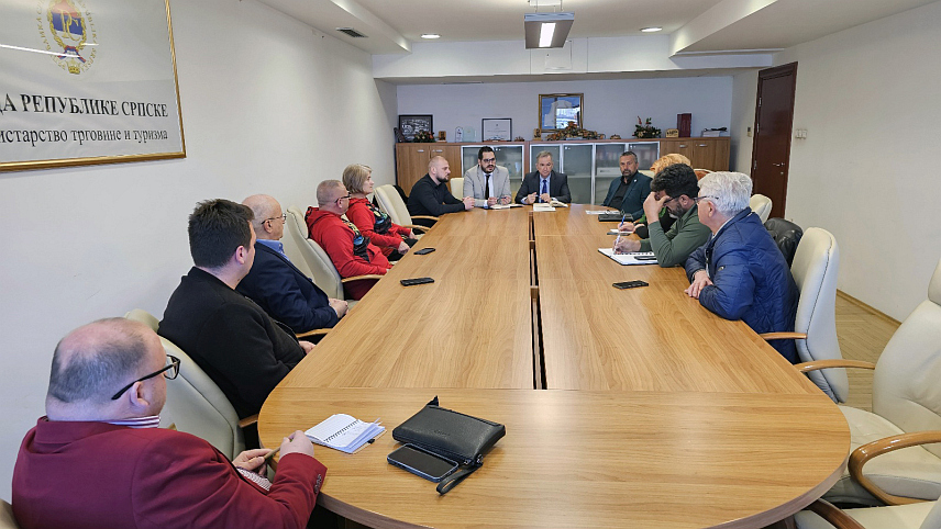 БАЊАЛУКА, 8. АПРИЛА /СРНА/ - Министар трговине и туризма Републике Српске Нед Пуховац током данашњег састанка у Бањалуци са представницима Црвеног крста и организацијама које пружају услуге јавних кухиња у Српској.