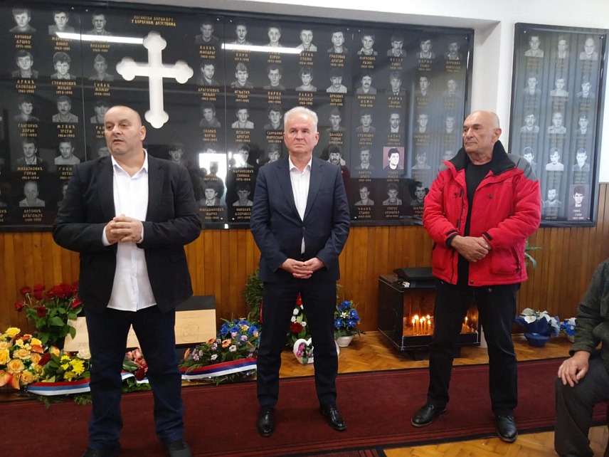 СРБАЦ, 8. АПРИЛА /СРНА/ - Борачка организација општине Србац данас је у сарадњи са Општинском управом уручила прехрамбено-хигијенске пакете за 42 демобилисана борца Војске Републике Српске, поводом предстојећих васкршњих празника.