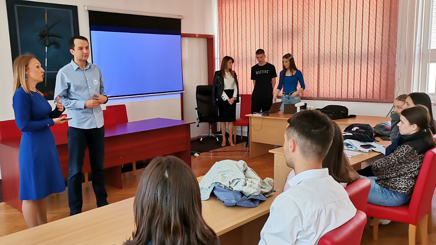 ДОБОЈ, 8. АПРИЛА /СРНА/ - Предавач на Факултету за инжењерство и архитектуру Универзитета у Генту у Белгији Срђан Лазендић одржао је данас у Гимназији "Јован Дучић" у Добоју предавање о резултатима свог докторског и истраживања мастер студената којима предаје "Од математичких модела до медицинске дијагностике".