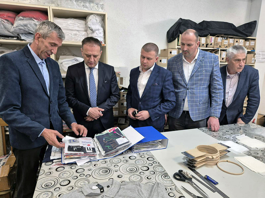 ПАЛЕ, 8. АПРИЛА /СРНА/ - Делегација Привредне коморе Републике Српске посјетила је данас фирму "Галтекс" на Палама, породично предузеће са дугогодишињом традицијом у тексилној индустрији, с циљем пружања подршке њеном даљем развоју.