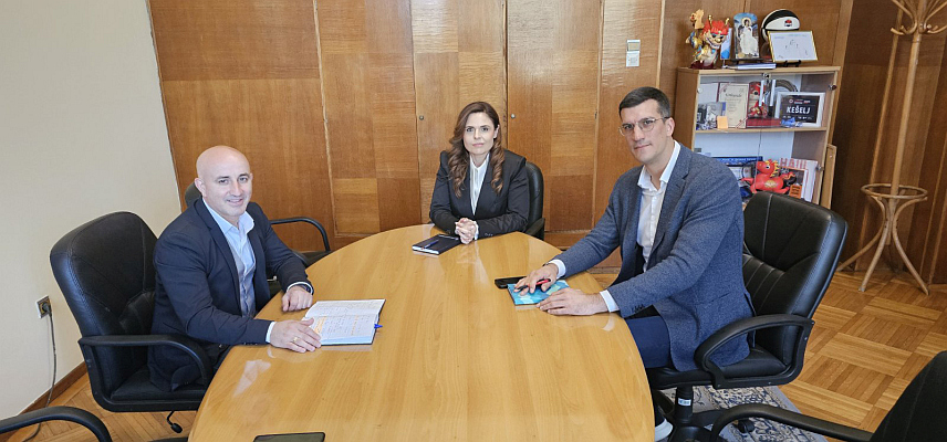 БАЊАЛУКА, 8. АПРИЛА /СРНА/ - Помоћник министра за спорт Републике Српске Данијела Ћапин разговарала је са државним секретаром у Министарству спорта Србије Марком Кешељом о реализацији заједничких активности два министарства и изради стратегије развоја спорта Српске и других законских и подзаконских аката.