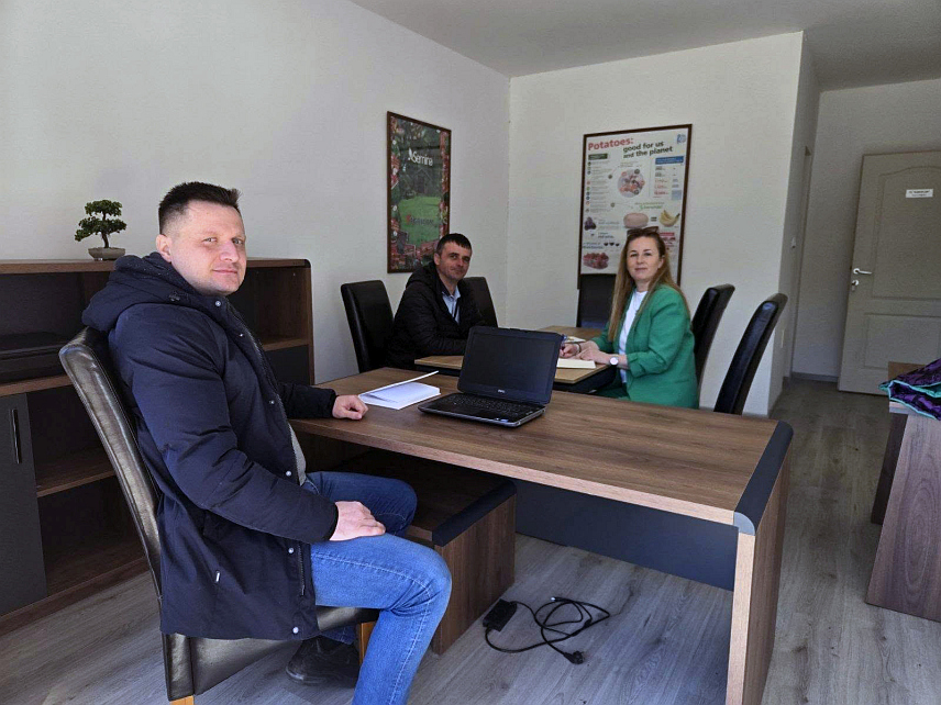 РОГАТИЦА, 8. АПРИЛА /СРНА/ - Покретање погона за прераду кромпира на подручју општине Рогатица биће важан искорак у јачању локалне пољопривреде и укупног привредног развоја овог краја, закључено је на састанку представника Министарства пољопривреде, шумарства и водопривреде Републике Српске, начелника Рогатице Нинослава Прелића и Пољопривредне задруге "Агроплан", која је носилац пројекта.