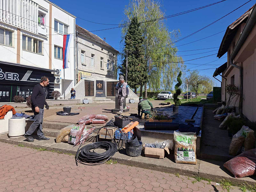 ШАМАЦ, 8. АПРИЛА /СРНА/ - У традиционалној акцији "За љепши Шамац" становници ове општине, запослени у јавним установама, предузећима, удружењима данас су уређивали јавне површине, садили цвијеће, фарбали клупе, те поправљали дјечија игралишта.