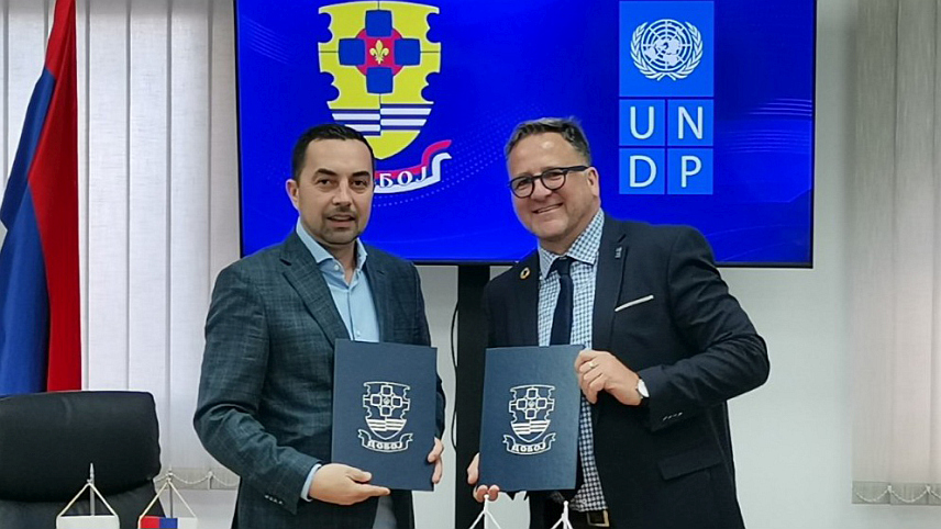 ДОБОЈ, 8. АПРИЛА /СРНА/ - Градоначелник Добоја Борис Јеринић потписао је финансијски споразум са резидентним представником Развојног програма УН-а /УНДП/ у БиХ Реном Мејером у износу од око 1,3 милиона КМ за подршку реализације два инфраструктурна пројекта у овој локалној заједници.