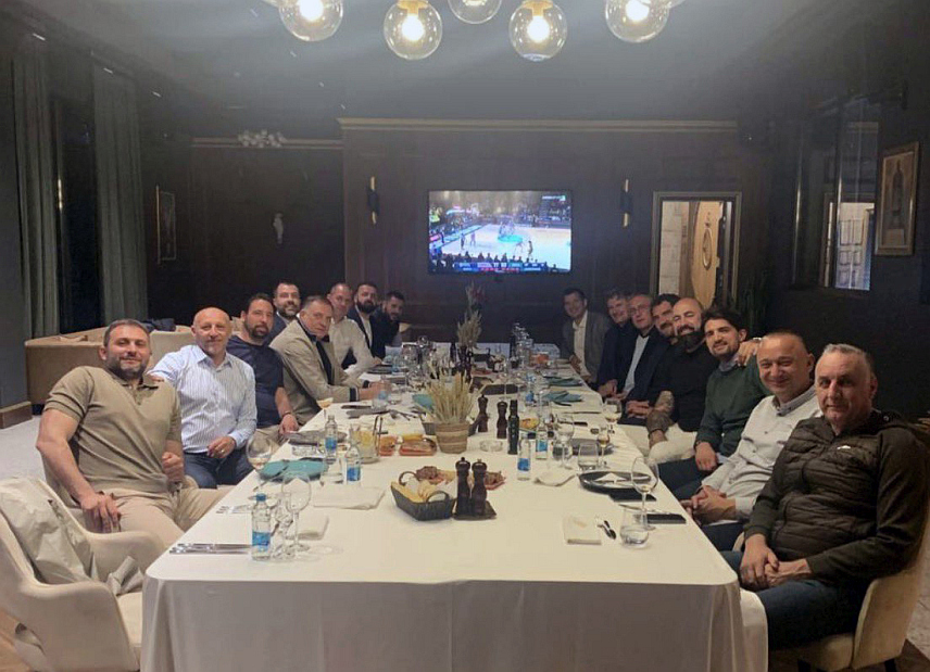 ЛАКТАШИ, 8. АПРИЛА /СРНА/ - Предсједник СНСД-а Милорад Додик састао се вечерас у Лакташима са предсједником и потпредсједником ФИБА Европе Хорхеом Гарбахосом и Камилом Новаком.