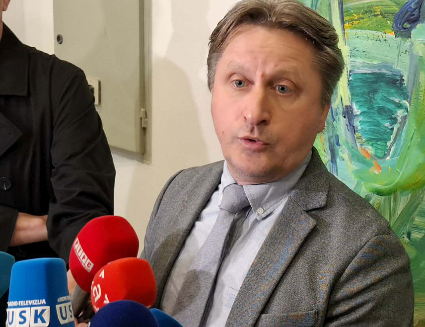 НОВИ ГРАД, 9. АПРИЛА /СРНА/ - Посланик у Представничком дому Парламентарне скупштине БиХ Јасмин Емрић у обраћању новинарима данас у Новом Граду након тематске сједнице Скупштине општине Нови Град.