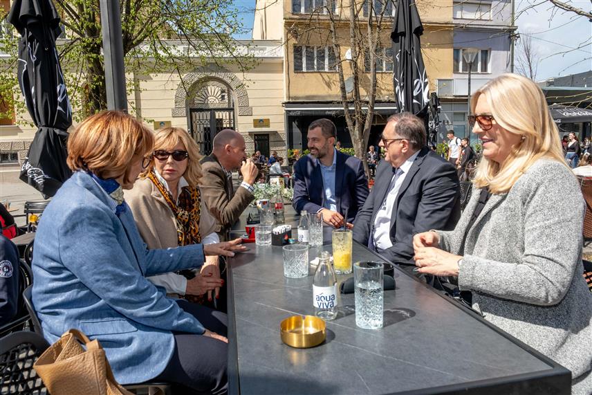 БАЊАЛУКА, 9. АПРИЛА /СРНА/ - Лидер СНСД-а Милорад Додик разговарао је данас у Бањалуци са мађарским амбасадором Кристијаном Пошом, директором Фонда солидарности "Душа дјеце" Јасминком Вучковић и сарадницима.