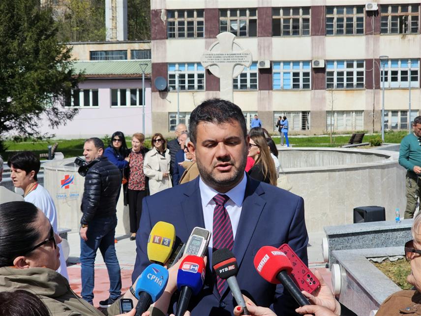 ИСТОЧНО САРАЈЕВО, 9. АПРИЛА /СРНА/ - Директор Болнице "Србија" у Источном Сарајеву Небојша Шешлија изјавио је да је поражавајуће да више од 30 година од завршетка рата српски медицински кадар из Сарајева долази у Источно Сарајево јер не могу да трпе национални терор који су доживјели тамо, исто као и 1992. године.