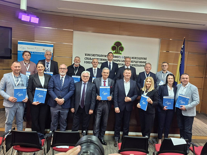 САРАЈЕВО, 9. АПРИЛА /СРНА/ - Регионални челенџ фонд додијелио је данас у Сарајеву грантове од око 4,9 милиона евра за 12 најуспјешнијих пројеката из БиХ за улагање у опрему, инфраструктуру и обуку у институцијама за стручно оспособљавање.