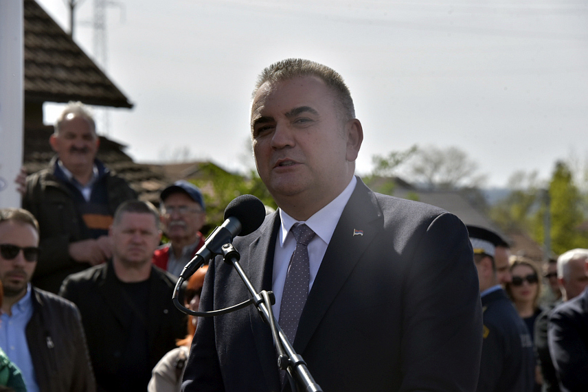 БАЊАЛУКА, 9. АПРИЛА /СРНА/ - Предсједник Владе Републике Српске Саво Минић рекао је да је новоизграђени мост у бањалучком насељу Чесма завршен и отворен у складу са ранијом обећањем Владе Републике Српске.