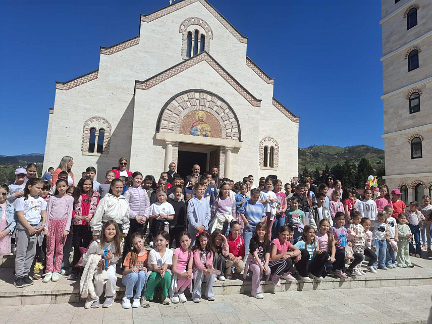 ВИШЕГРАД, 9. АПРИЛА /СРНА/ - На Његошевом тргу у Андрићграду данас је одржана манифестација "Васкршње боје радости", у оквиру које је организован и празнични базар на којем су посјетиоци могли да купе рукотворине и пригодне сувенире.