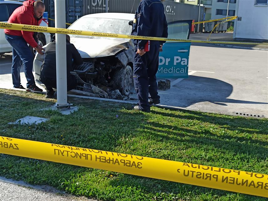 БРЧКО, 9. АПРИЛА /СРНА/ - У брчанском насељу Мераје ноћас је изгорио још један аутомобил фирме "Др Пајић медикал".