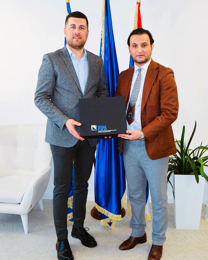 САРАЈЕВО, 9. АПРИЛА /СРНА/ - Постоје изузетне могућности за унапређење сарадње између БиХ и Алжира, како у области инвестиција, тако и у трговинској размјени, оцијењено је данас у Сарајеву на састанку директора Агенције за унапређење страних инвестиција у БиХ /Фипа/ Марка Кубатлије и амбасадора Алжира у БиХ Мохамеда Мераимија.