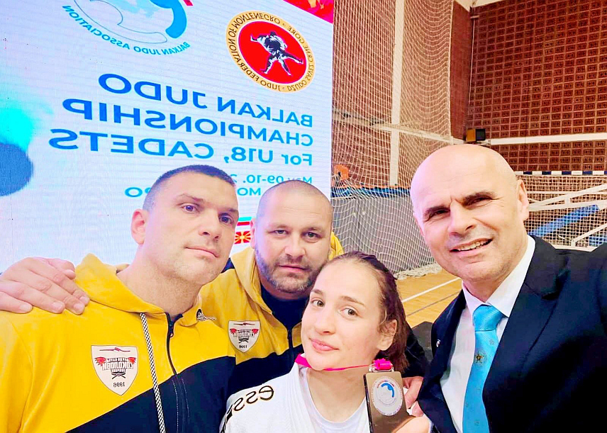 ЗВОРНИК/БУДВА, 10. МАЈА /СРНА/ - Николина Јасиковац, члан Омладинског џудо-клуба "Соколови" из Зворника, освојила је бронзану медаљу на Балканском првенству за кадете у Будви.