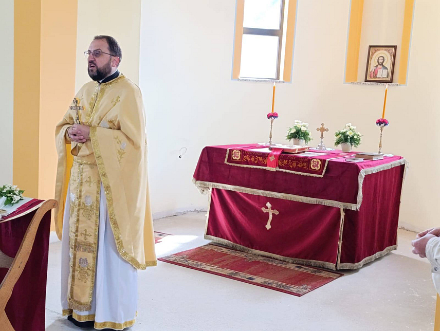 НОВИ ГРАД, 10. МАЈА /СРНА/ - У Спомен-храму Успења Пресвете Богородице у Пољавницама код Новог Града парох парохије пољавничко-равничке Небојша Њежић данаc је служио прву литургију, послије освештања звона у септембру прошле године.