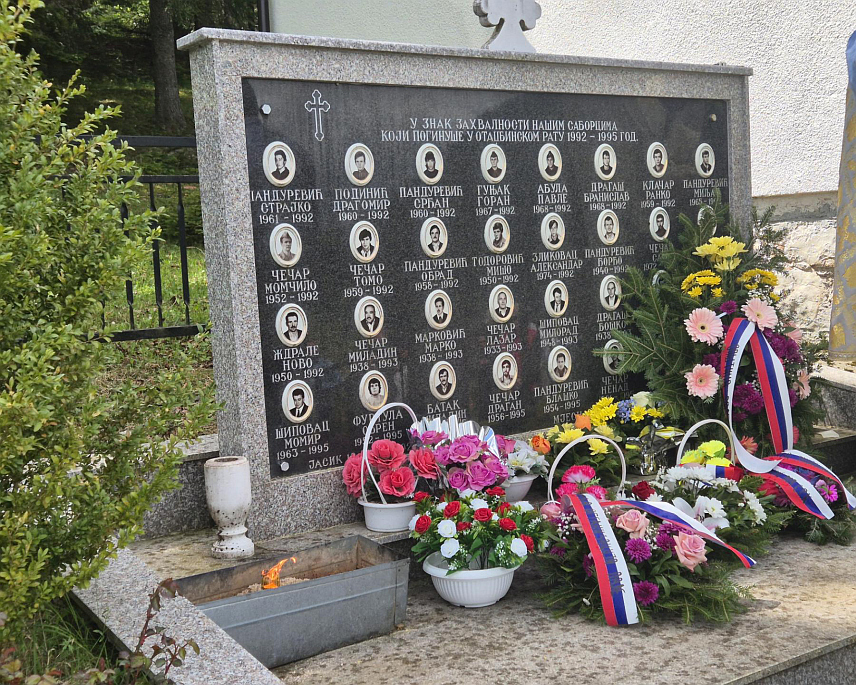 ПАЛЕ, 12. МАЈА/СРНА/- На мјесном Спомен- обиљежју Јасик на Требевићу, подигнутом у знак сјећања на 32 погинула борца Војске Републике Српске са овога подручја, данас је служен парастос и положени су вијенци.