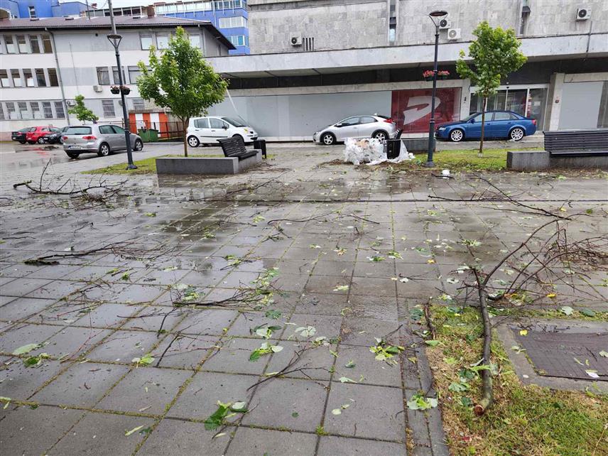 ГРАДИШКА, 12. МАЈА /СРНА/ - Стријелци "Противградне превентиве" Републике Српске испалили су више од 50 ракета на подручју од Новог Града до Градишке, након што је ово подручје послије подне захватило снажно невријеме са олујним вјетром и пљусковима, те ситнијим градом на појединим локалитетима.