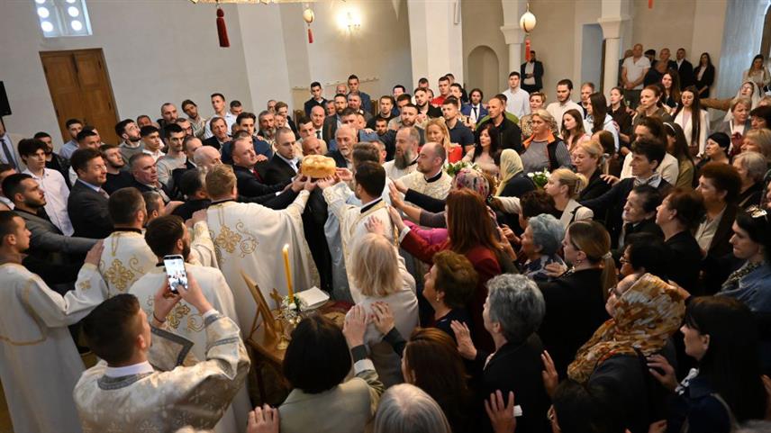 ФОЧА, 12. МАЈА /СРНА/ - Богословски факултет "Свети Василије Острошки" основан је у Фочи 1994. године као Духовна академија да Дрина не буде граница, већ кичма српског народа, која спаја и јача братске везе, те да Христовом свјетлошћу просвјећује српски народ, истакнуто је данас на крсној слави ове високошколске установе.