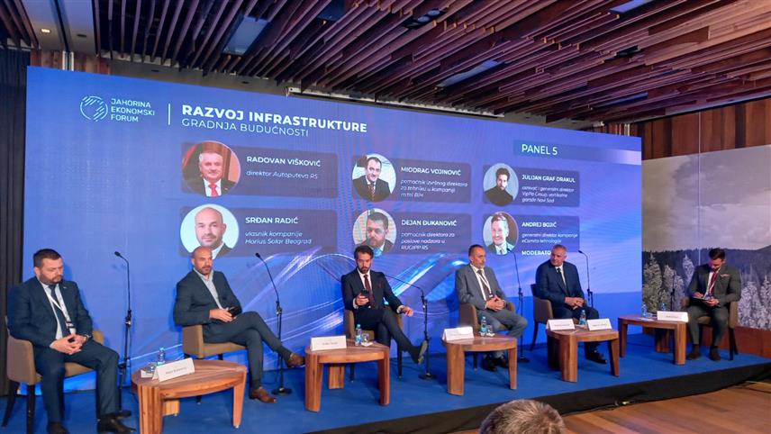 ЈАХОРИНА, 12. МАЈА /СРНА/ - Вршилац дужности директора "Аутопутева Републике Српске" Радован Вишковић учествовао је на Јахорина економском форуму на панелу "Развој инфраструктуре – градња будућности".