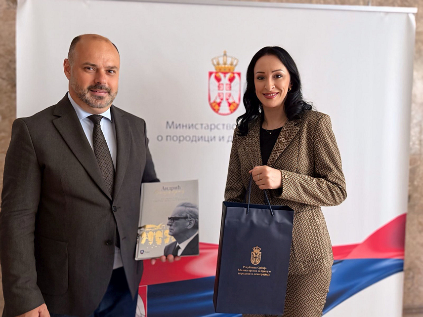 БЕОГРАД, 13. МАЈА /СРНА/ - Министар за бригу о породици и демографију Србије Јелена Жарић Ковачевић са начелником општине Вишеград Младеном Ђуревићем данас у Београду, разговарала је о организацији Дјечијег фестивала фолклора "Лицидерско срце", који ће бити одржан у Ужицу, на Златибору и у Вишеграду.