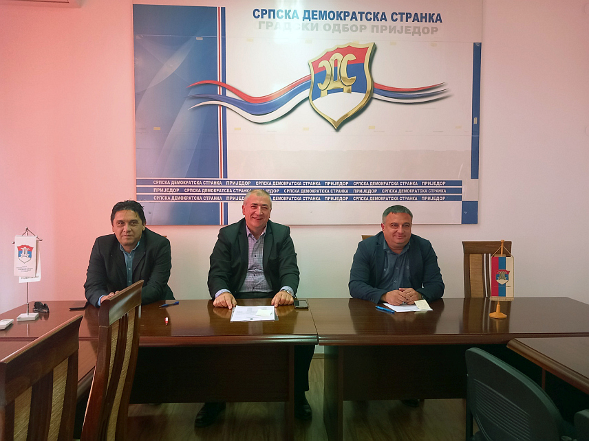 ПРИЈЕДОР, 14. МАЈА /СРНА/ - Градски одбор СДС-а Приједор једногласно стоји иза одлуке да лидер странке Бранко Блануша буде кандидат за предсједника Републике Српске, изјавио је данас предсједник приједорског СДС-а Далибор Мајкић.