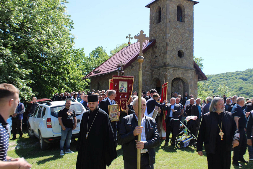 ЛОПАРЕ, 14. МАЈА /СРНА/ - У Рожњу на Мајевици обиљежена је слава манастира Свети пророк Јеремија уз присуство великог броја вјерника, а служени су и парастоси страдалим мјештанима у Другом свјетском рату и погинулим борцима у Одбрамбено-отаџбинском рату.