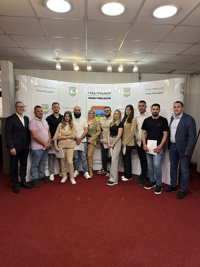 ПРЊАВОР, 14. МАЈА /СРНА/ - У Прњавору су данас потписани уговори са девет младих предузетника којима је одобрено по 6.000 КМ за самозапошљавање у оквиру пројекта "стартап предузетништва за 2026. годину".
