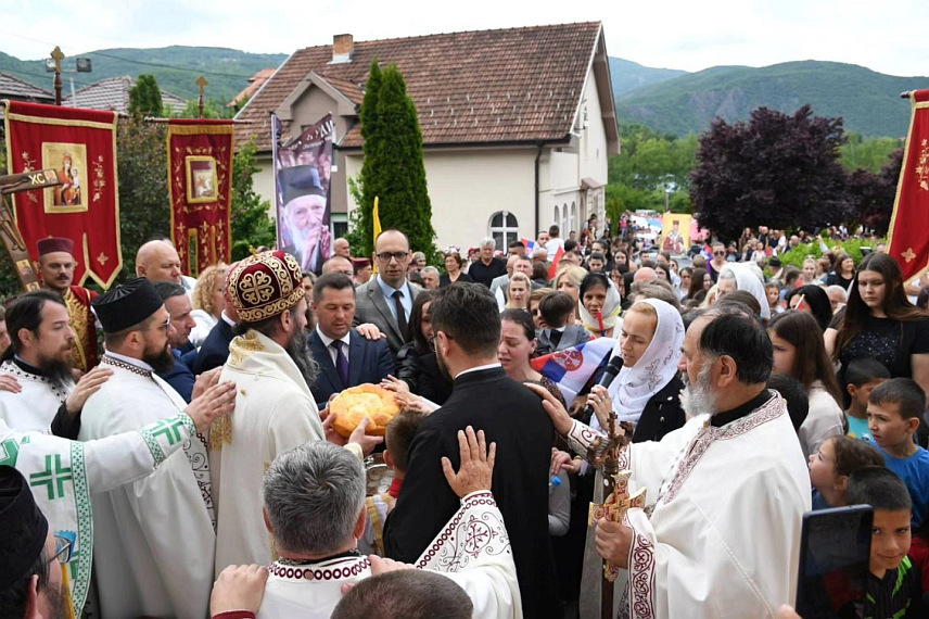 НОВИ ГРАД, 14. МАЈА /СРНА/ - Делегација из Новог Града, коју је предводио предсједник Скупштине општине Мирко Шљокавица, присуствовала је у уторак, 12. маја, обиљежавању храмовне славе и крсне славе општине Лепосавић - Светог Василија Острошког.