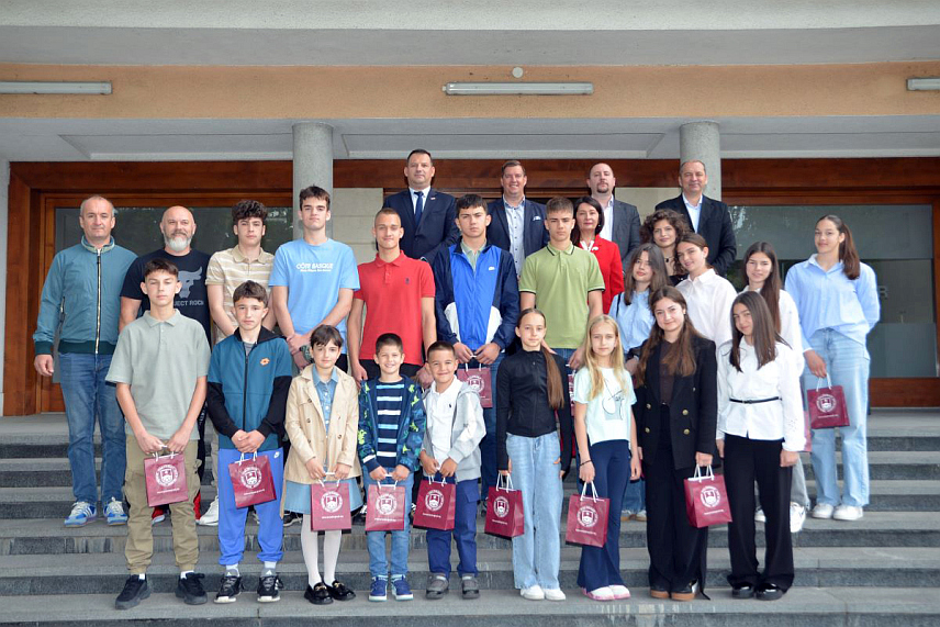 ПРИЈЕДОР, 15. МАЈА /СРНА/ - У Градској управи Приједор данас је у поводу 16. маја, Дана града, уприличен традиционални пријем за најбоље ученике и ученике који су освојили награде на републичким такмичењима.
