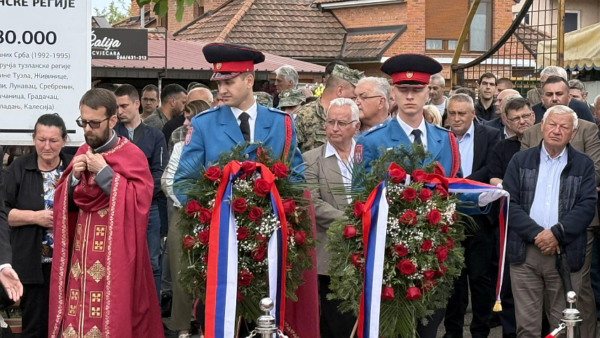 БИЈЕЉИНА, 15. МАЈА /СРНА/ - Парастос за 54 мучки убијена младића у муслиманском нападу на колону ЈНА у Тузли 1992. године служен је данас у Бијељини, испред Спомен-костурнице на гробљу у Пучилама, гдје су положени вијенци и цвијеће.