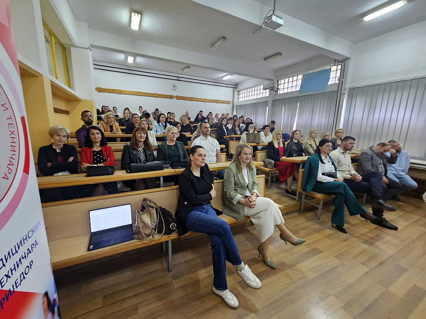 ПРИЈЕДОР, 15. МАЈА /СРНА/ - Свечана академија поводом 12. маја, Међународног дана медицинских сестара и техничара, коју је организовало Удружење медицинских сестара и техничара регије Приједор.