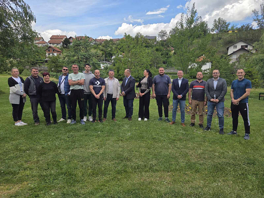 ВИШЕГРАД, 16. МАЈА /СРНА/ - Начелник општине Вишеград Младен Ђуревић посјетио је данас Јавну спортску установу "Дрина", гдје је са директором Миљаном Бабићем извршио примопредају нове механизације за одржавање градског стадиона и спортске дворане.