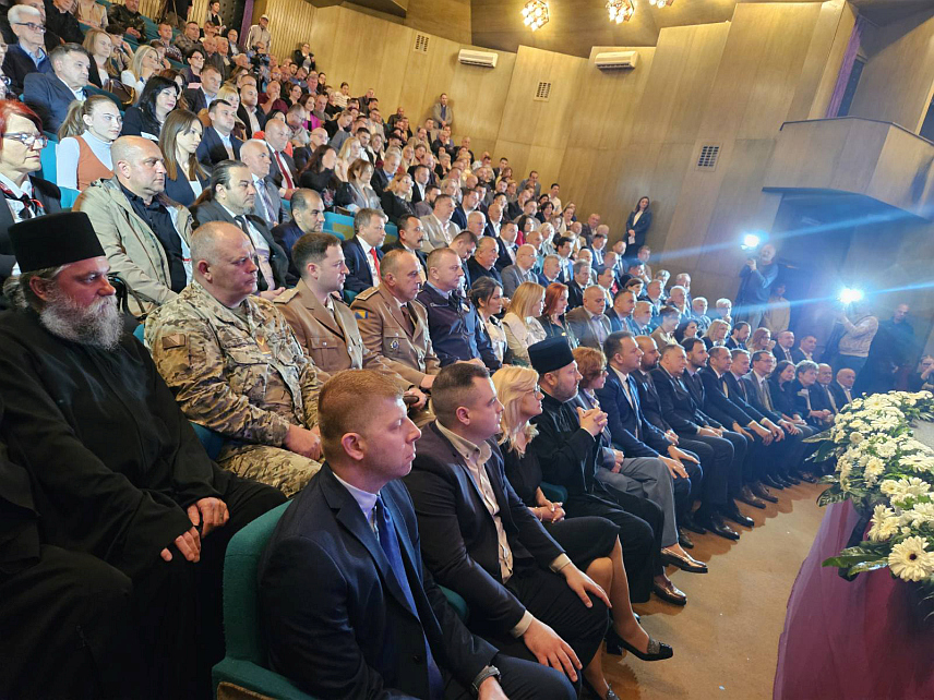 ПРИЈЕДОР, 16. МАЈА /СРНА/ - У Приједору је данас одржана свечана академија у поводу 16. маја, Дана града, на којој је присуствовао предсједник Милорад Додик.