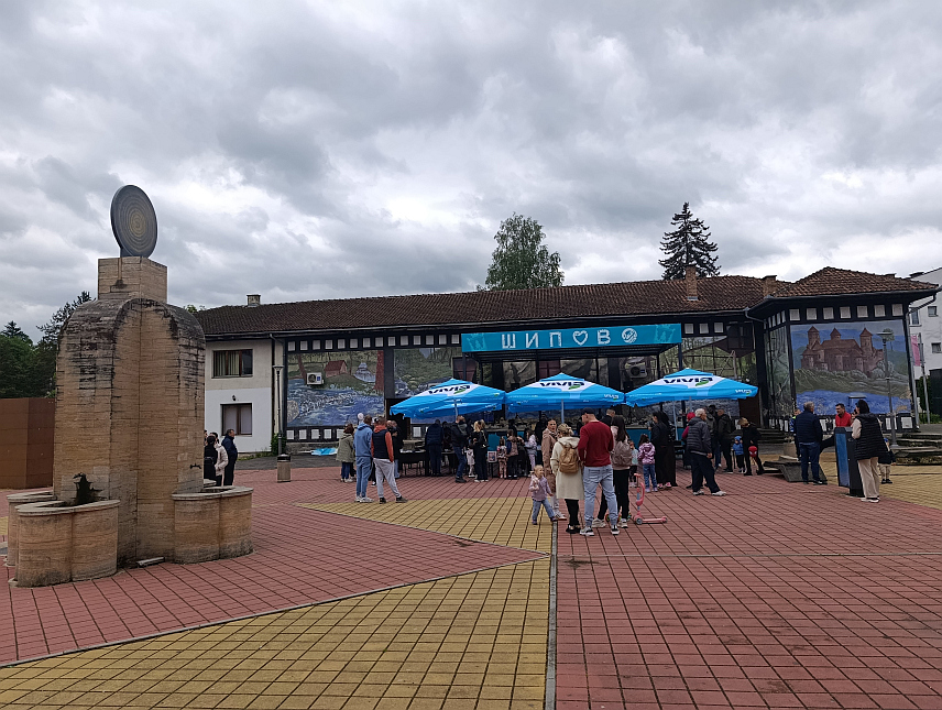 ШИПОВО, 17. МАЈА /СРНА/ - На Тргу патријарха Павла у Шипову данас је одржан хуманитарни базар од којег је сав приход намијењен за изградњу куће тринаестогодишњем Небојши из Велике Хоче са Косова и Метохије, који је остао без породице.