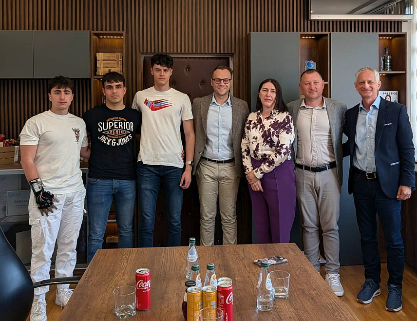 БИЈЕЉИНА, 17. МАЈА /СРНА/ - Директор "Електро-Бијељине" Бојан Савић данас је у овом предузећу угостио младе генијалце Петра Вићановића, Уроша Босиљчића и Андреја Лукића, ученике Техничке школе "Михајло Пупин" из Бијељине.