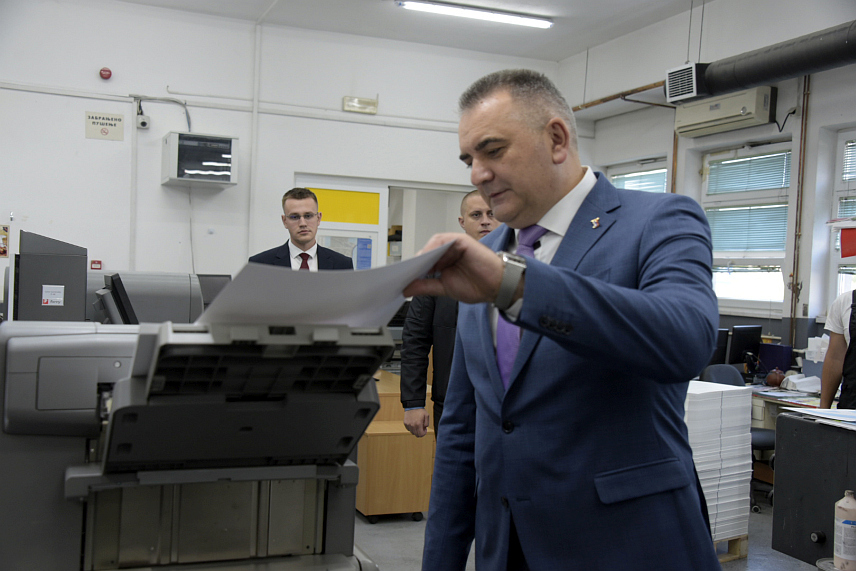 БАЊАЛУКА, 18. МАЈА /СРНА/ - Предсједник Владе Републике Српске Саво Минић посјетио је "Службени гласник Републике Српске" и заједно са руководством ове установе обишао штампарије, гдје се штампају уџбеници за ученике основних школа у Републици Српској за наредну школску годину.