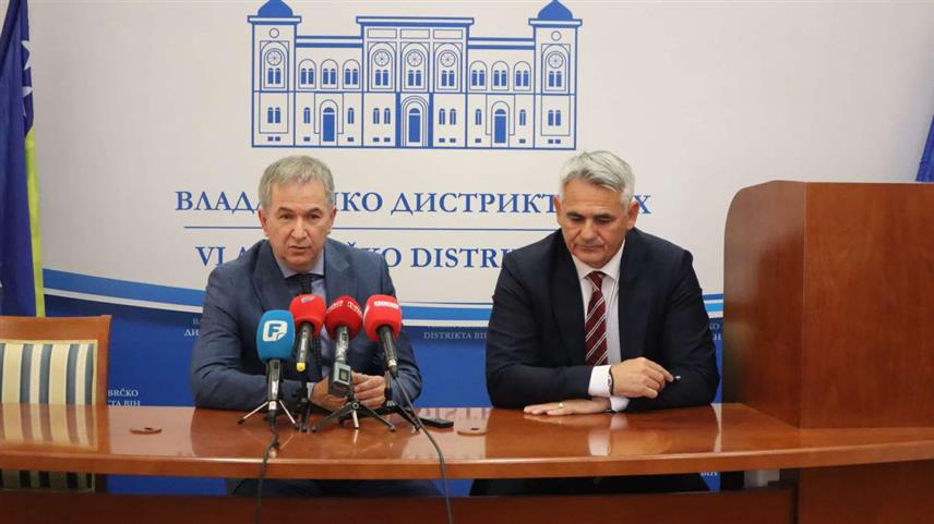 БРЧКО, 18. МАЈА /СРНА/ – Градоначелник Брчко дистрикта Синиша Милић и министар трговине и туризма Републике Српске Нед Пуховац сагласили су се данас у Брчком да постоји значајан простор за сарадњу институција дистрикта и ентитета у областима трговине, туризма, угоститељства и заштите потрошача ради унапређења законодавног оквира и туристичке понуде.	

