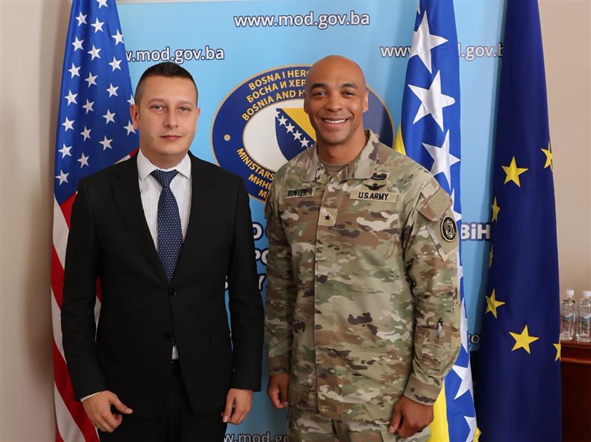 САРАЈЕВО, 18. МАЈА /СРНА/ - Замјеник министра одбране у Савјету министара Александар Гогановић разговарао је у Сарајеву са директором Заједничког штаба Националне гарде Мериленда бригадним генералом Крегом Хантером и војним аташеом САД у БиХ бригадиром Грегоријем Холмсом о унапређењу сарадње и наставку заједничких активности у области одбране.