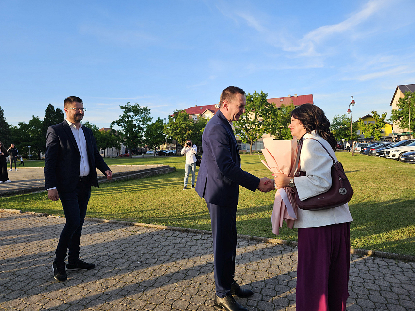 УГЉЕВИК, 18. МАЈА /СРНА/ - Начелник Угљевика Драган Гајић дочекао је вечерас матуранте на тргу и испратио их на матурско вече које ове године финансира локална заједница.