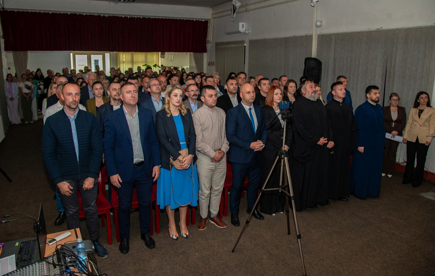 СТАНАРИ, 18. МАЈА /СРНА/ - Основна школа "Десанка Максимовић" у Станарима, коју похађа око 420 ученика, обиљежила је Дан школе и велики јубилеј - 130 година постојања.