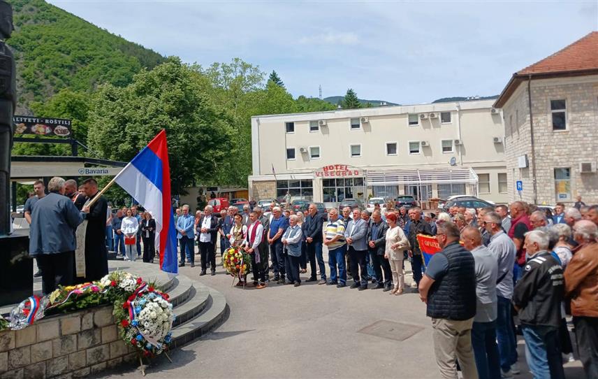 ВИШЕГРАД, 19. МАЈА /СРНА/ - Поводом обиљежавања 34 године од формирања Вишеградске бригаде код Централног споменика браниоцима Републике Српске на Тргу служен је парастос, а вијенце су положиле делегације општина Вишеград, Ново Горажде и Фоча, те ветерани Војске Републике Српске и представници полицијских јединица.
