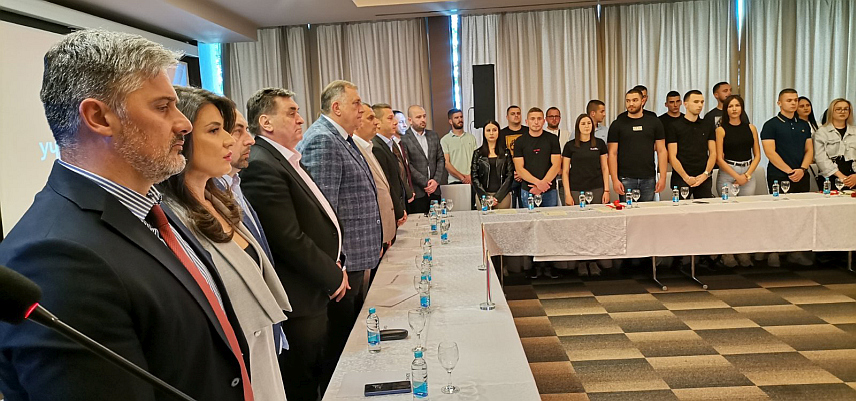 ДОБОЈ, 19. МАЈА /СРНА/ - Вечерас је у Добоју стотину младих из овог града потписало приступницу СНСД-у, а том чину је присуствовао и лидер те странке Милорад Додик.