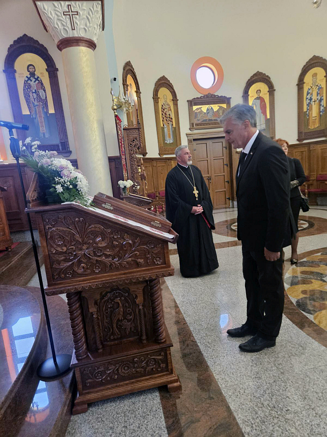 ГРАДИШКА, 1. МАЈА /СРНА/ - Предсједник Републике Српске Синиша Каран посјетио је данас Храм Покрова пресвете Богородице у Градишци.