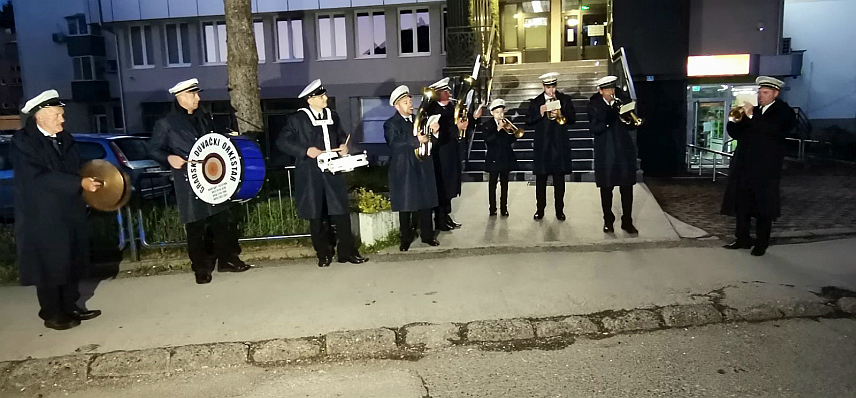ДОБОЈ, 1. МАЈА /СРНА/ - Испред Ватрогасног дома у Добоју јутрос је, уз Градски дувачки оркестар, традиционалним уранком почело обиљежавање Међународног празника рада.