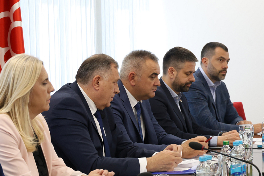БАЊЛУКА, 20. МАЈА /СРНА/ - Састанак лидера владајуће коалиције одржава се у Бањалуци.Састанку присуствују предсједници СНСД-а Милорад Додик, Уједињене Српске Ненад Стевандић, Социјалистичке партије Петар Ђокић, СПС-а Горан Селак, ДЕМОС-а Недељко Чубриловић, НПС-а Дарко Бањац и ДНС-а Ненад Нешић./фото Борислав Здриња/	
