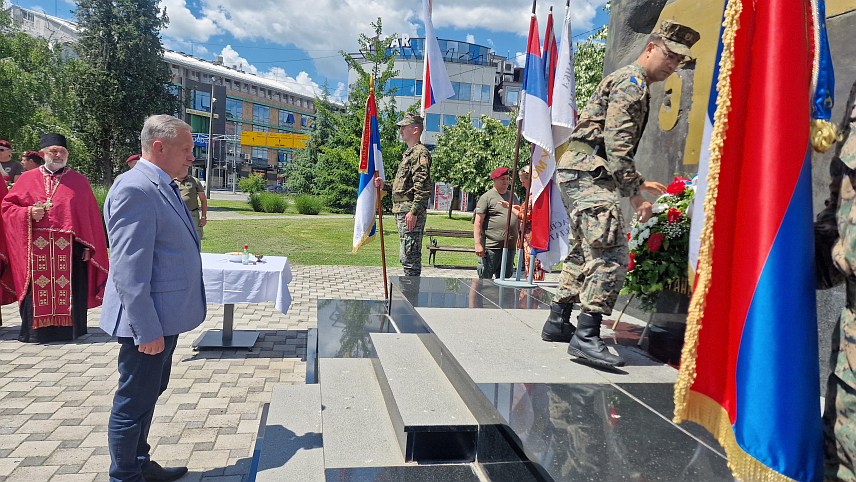БРЧКО, 20. МАЈА /СРНА/ - У Брчком је данас служен парастос и одата почасти погинулим српским борцима, поводом обиљежавања 34 године од формирања Прве посавске бригаде Војске Републике Српске /ВРС/, једне од кључних јединица за одбрану Посавине и цијеле Српске.