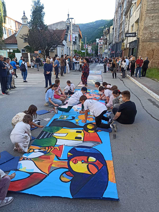 ЗВОРНИК, 20. МАЈА /СРНА/ - У зворничкој Улици Светог Саве вечерас је, у оквиру обиљежавања Дана града, Сликарска радионица "Палета" изложила 60 метара слика.