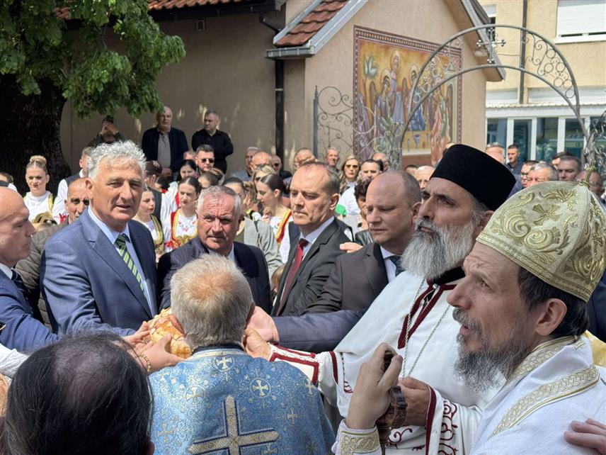 НЕВЕСИЊЕ, 21. МАЈА /СРНА/ - Невесиње данас прославља Спасовдан, крсну славу општине и Саборног храма, тим поводом је градским улицама прошла славска литија, а митрополит захумско-херцеговачки и приморски Димитрије поручио је вјерницима да је Господ човјеку дао све на употребу, али не и на злоупотребу.