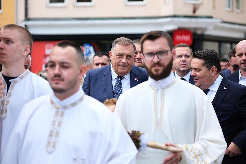 БАЊАЛУКА, 21. МАЈА /СРНА/ - Највиши званичници Републике Српске и бројни вјерници били су данас у свечаној литији поводом обиљежавања крсне славе Бањалука Спасовдана, коју је предводио Његово високопреосвештенство митрополит бањалучки Јеферем. /Фото - Борислав Здриња/